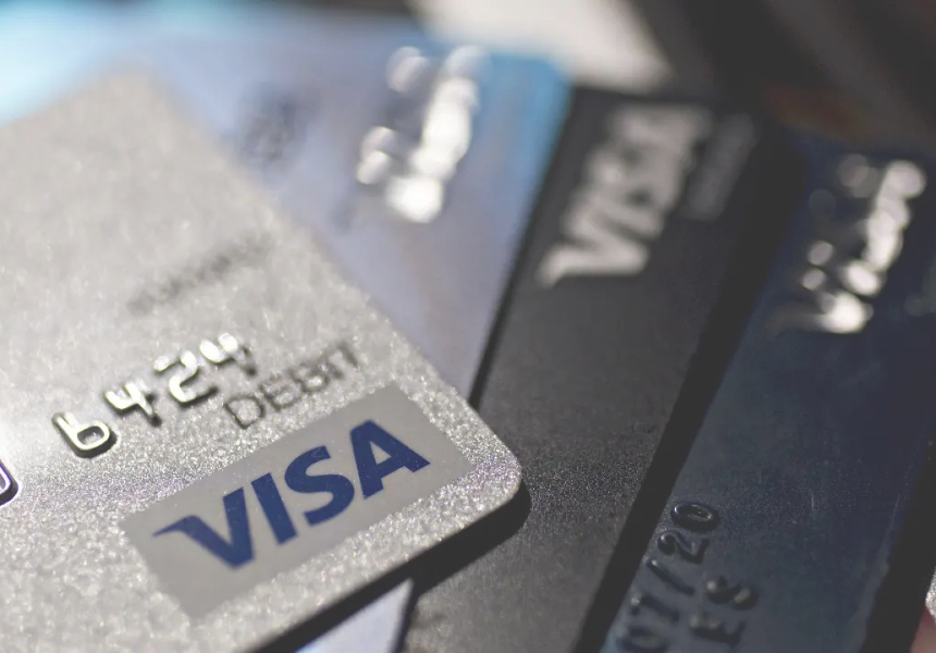 Bạn nên làm thẻ visa ngân hàng nào có đa dạng tiện ích giao dịch