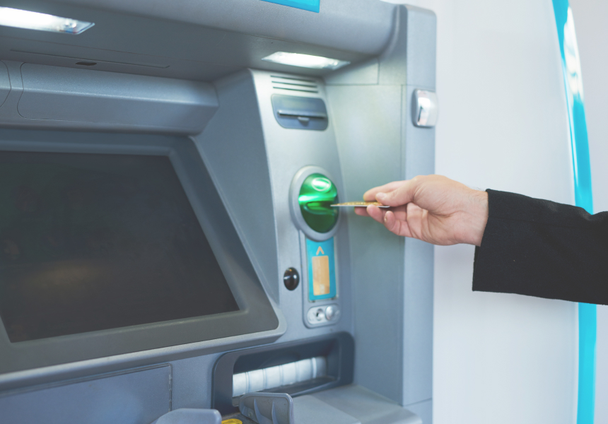hầu hết thẻ tín dụng đều cho phép bạn rút tiền từ cây ATM