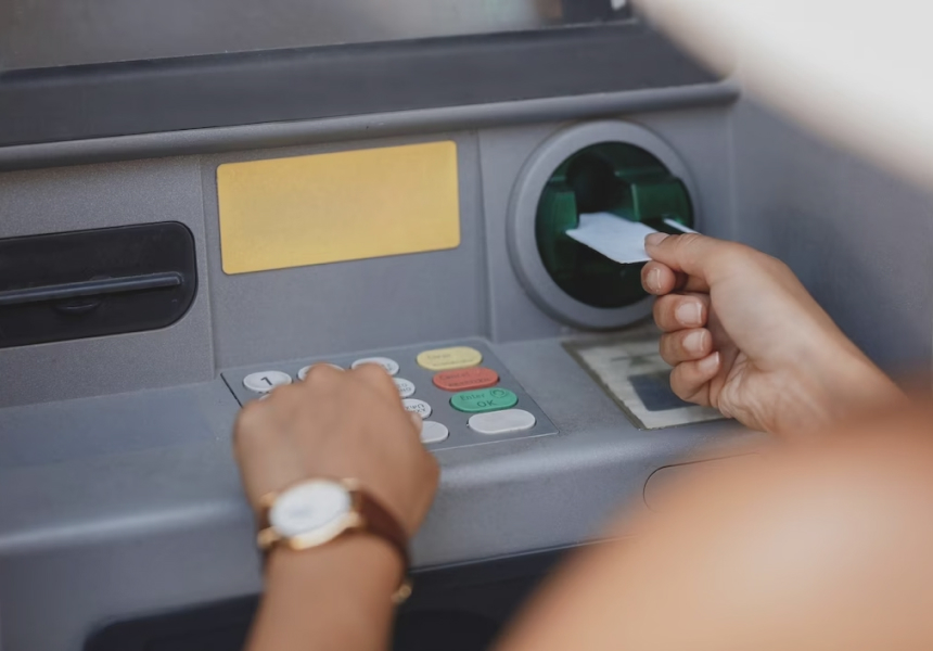 Cách rút tiền ATM đơn giản, bảo mật không lo bị nuốt thẻ Cách rút tiền ATM đơn giản, bảo mật không lo bị nuốt thẻ