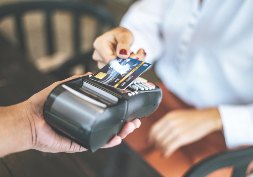 Mở thẻ ngân hàng giúp bạn nhận được nhiều tiện ích khi giao dịch tài chính
