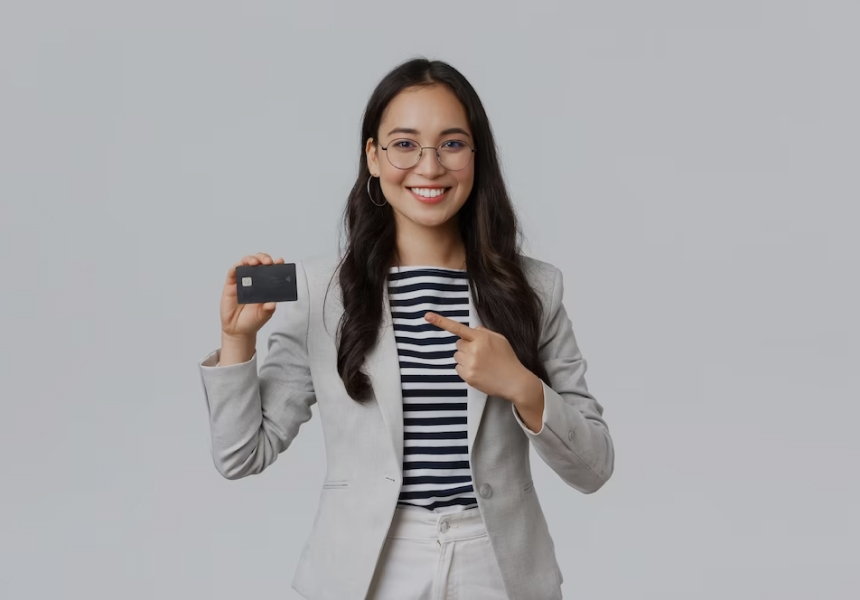 thẻ ghi nợ nội địa và thẻ tín dụng đều có những điểm nổi bật khác nhau