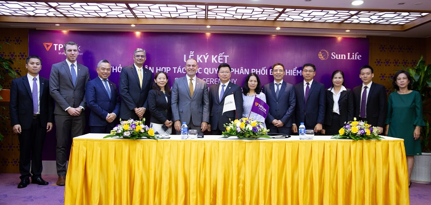 Đại diện TPBank và Sun Life chụp hình lưu niệm TPBank hợp tác sunlife